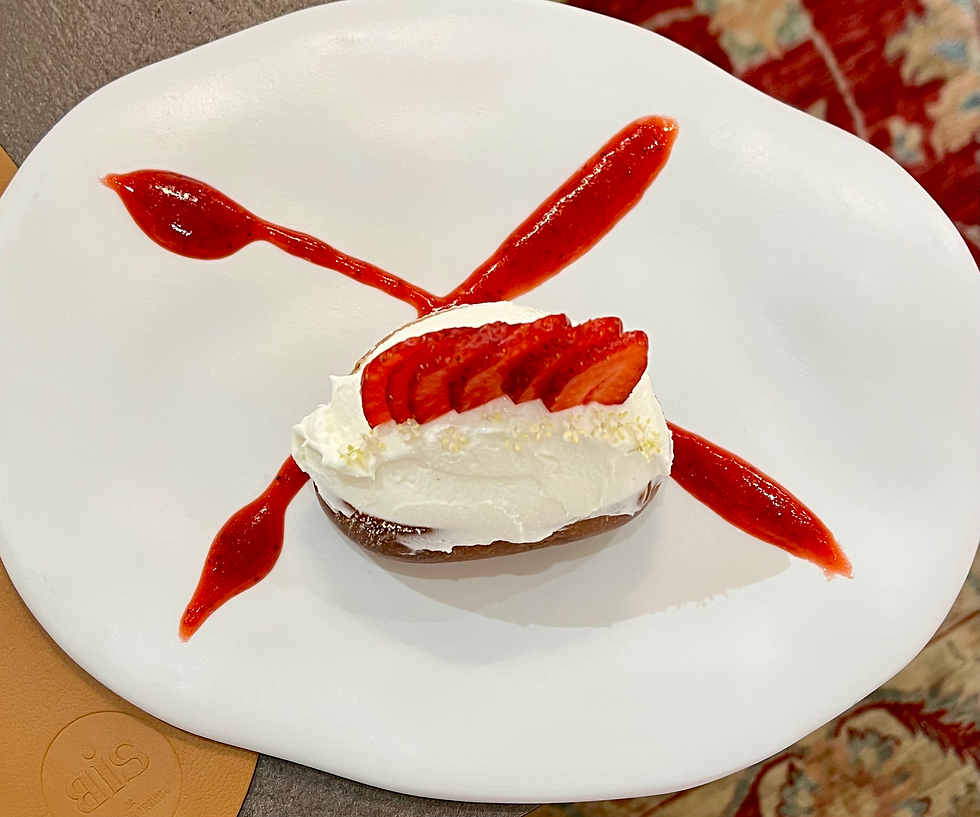 maritozzo fragole e fiori di sambuco