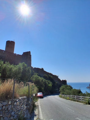 Vista dalla strada del Castello di Monte Ursino e della costa a Noli