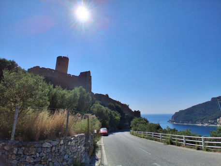 Vista dalla strada del Castello di Monte Ursino e della costa a Noli