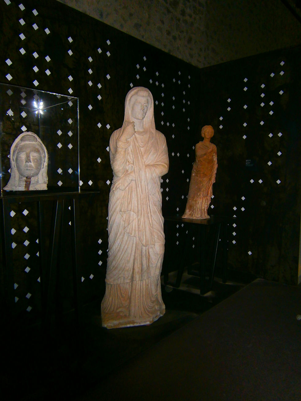 Statua donna Pompei all'interno della mostra "Essere una donna nell'antica Pompei"
