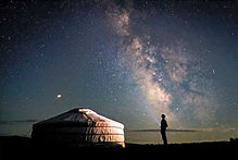 Mongolian Eagle Hunter: Skilled hunter with a magnificent eagle as a companion.