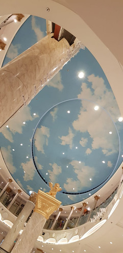 Area Bar Atrio: soffitto in pannelli alveolari stampati, metallo e gesso.