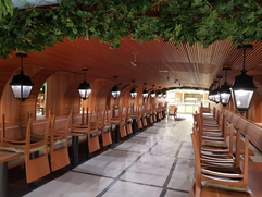 Area Restaurant: soffitto con listelli metallici impiallacciati con legno.