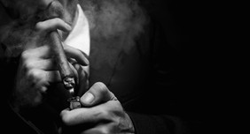 hombre de fumar cigarros