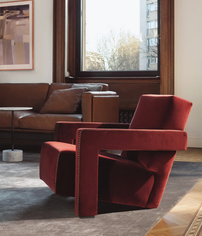 Культовое мягкое кресло в темной ткани Utrecht XL от Cassina купить в наличии в Москве в Altagamma