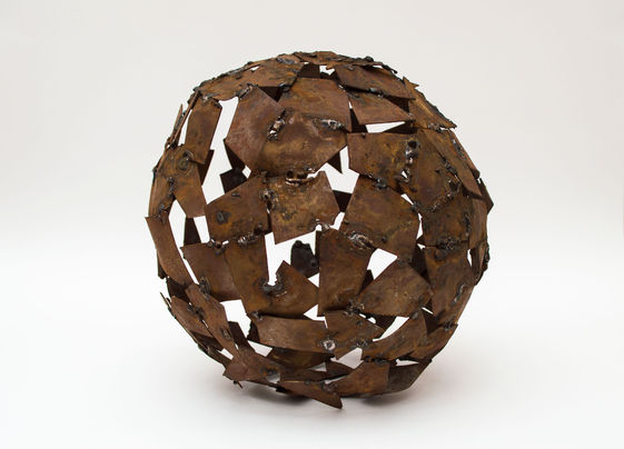 
Not title (From the Spheres Series), 2007
Metal assembly
9,8 in diameter

S/T (De la Serie Esferas), 2007
Ensamble en metal.
25 cm. de diámetro
