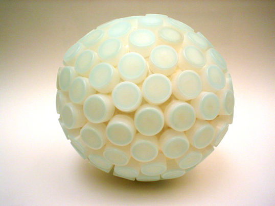 Not title (From the Spheres Series), 2006
Wood carving
9,8 in diameter

S/T (De la Serie Esferas), 2006
Talla en madera.
25 cm. de diámetro

