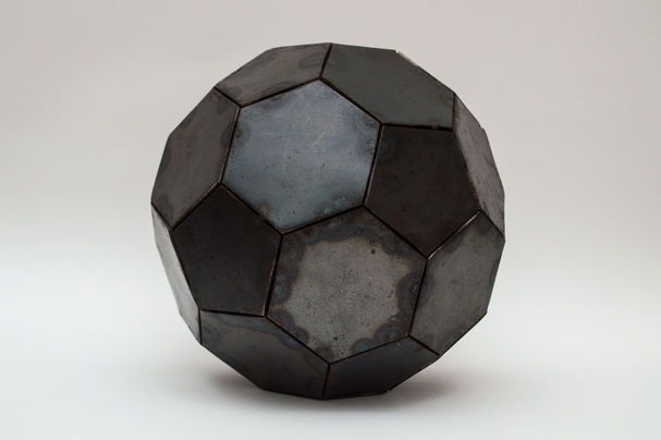 Not title (From the Spheres Series), 2007
Metal assembly
9,8 in diameter

S/T (De la Serie Esferas), 2007
Ensamble en metal.
25 cm. de diámetro