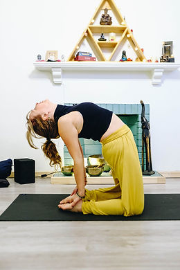ustrasana yoga viña.jpg