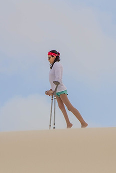 Jéssica Paula sob as dunas dos Lençóis Maranhenses