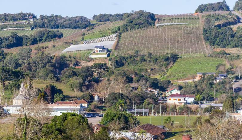 Foto do vale vista de longe, com muita natureza e algumas casas