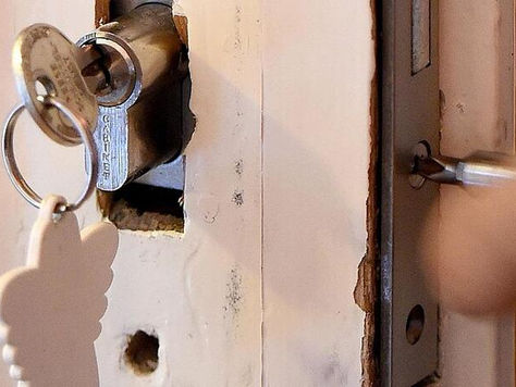 Türschloss zugeklebt – was tun: Brechen Sie die Tür nicht vorschnell auf
