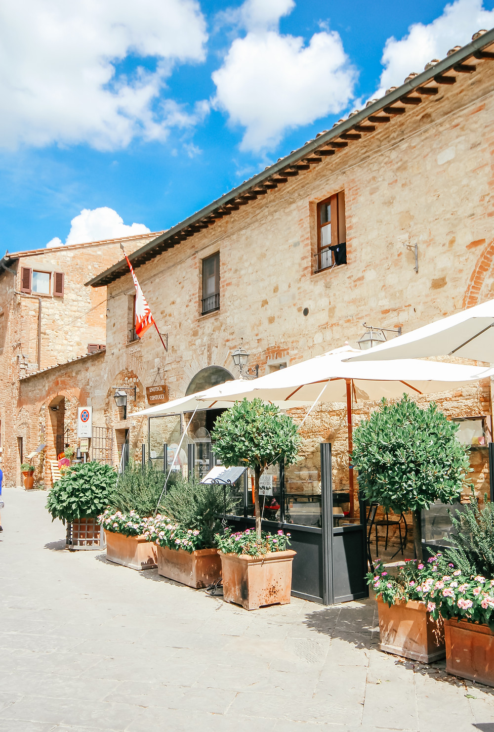 I’ve long been mesmerized by die striking beauty of Tuscany; the rolling hills of green vineyards adorned with cypress trees, the elegant, yet rustic farmhouses, the magical sunsets and of course, the wine! Being both wine lovers (As South Africans are!), The Husband and I couldn’t wait to tick this dreamy location off our bucket list, and last summer we finally had the opportunity to do so. After exploring the dreamy Amalfi Coast (You can see my guide to Positano here) we made our way to the peaceful countryside, where we spent 6 relaxing days in Montepulciano, Panzano and then Florence.
