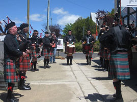 Queanbeyan Pipers busk at Narooma