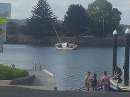 Vessel adrift and then runs aground in Moruya River