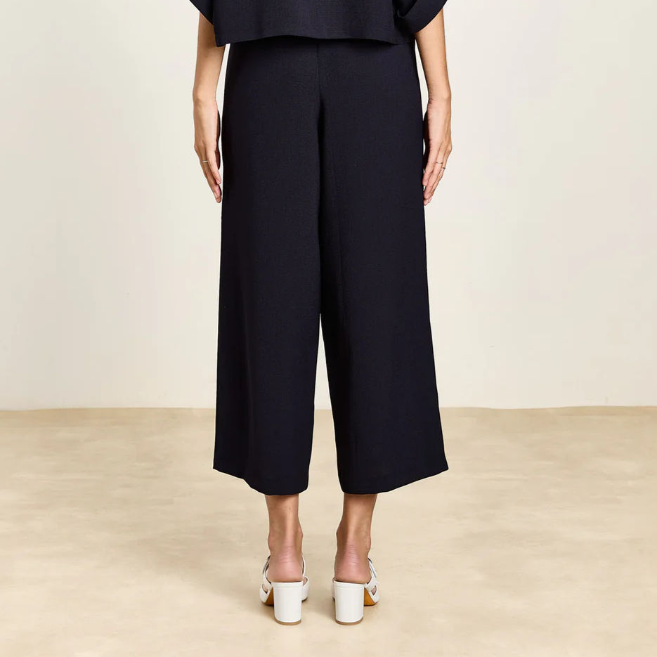Thumbnail: STUDIO CLIQUE Pommeline Relaxed Cropped Trousers navy.
