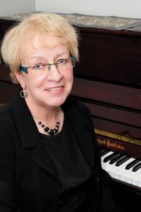 Choir Decoder: Meet Accompanist Lynn Pelton – the Secret Behind the Singing