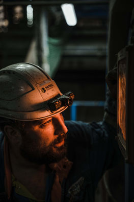 Opérateurs Paprec manipulant les déchets pour le recyclage