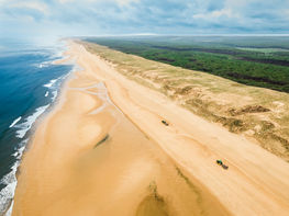 Drone photographiant des engins Paprec en train de nettoyer la plage des Landes