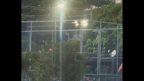 Lâmpada em curto-circuito na praça do Imbuí