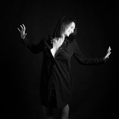 Séance photo libération émotionnelle femme en noir et blanc