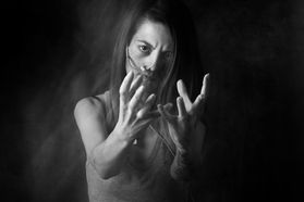 Séance de photo-thérapie avec une femme.