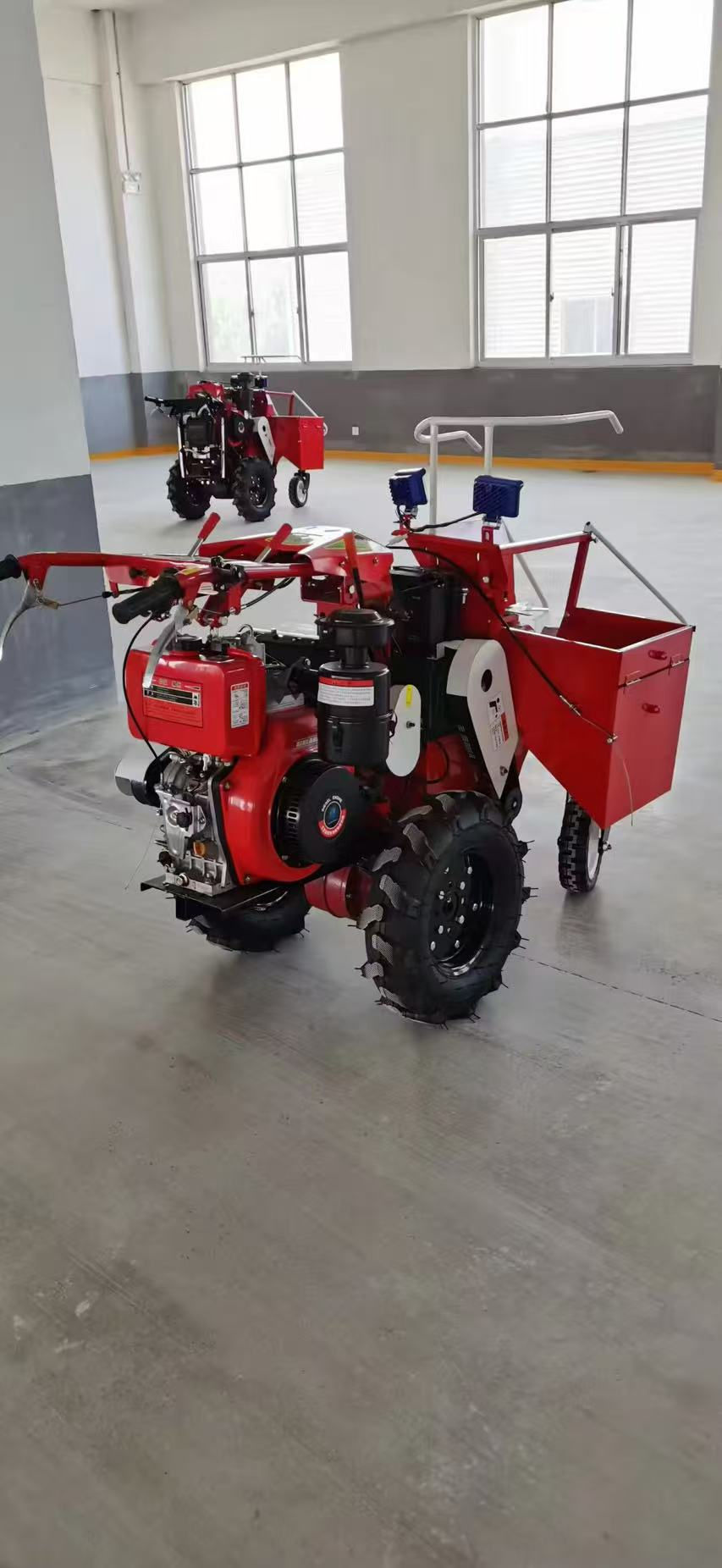 Miniature : Mini Single Row Corn Combine Picker Harvester Machine Small Scale Corn Harvestin