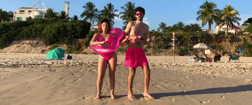 Trechos do clipe Marquinha: duas pessoas dançando ula ula vestidas de rosa e depois uma cena com todos sentados em cadeiras de praia abaixando o óculos falando "Marquinha".