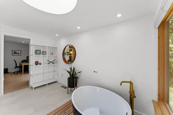 Soaking Tub at 4791 Observatory Lane