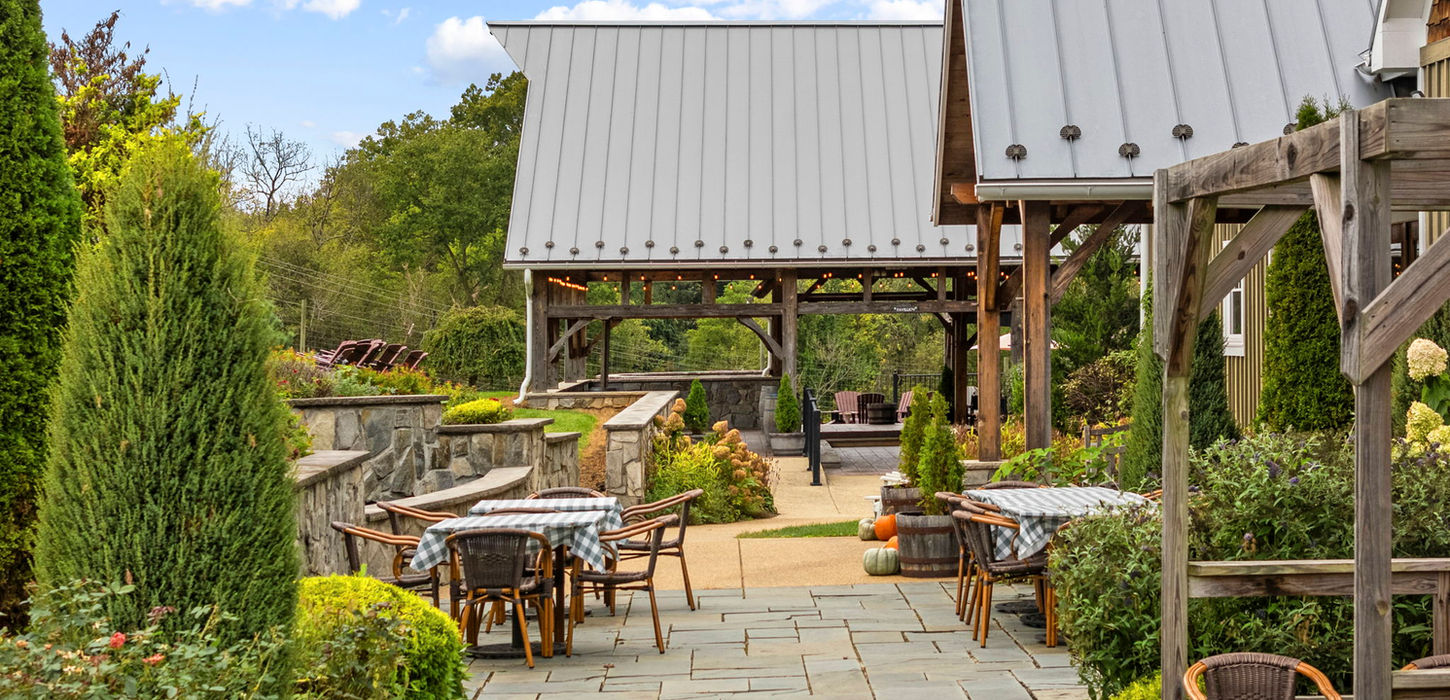 creeks-edge-winery-patio