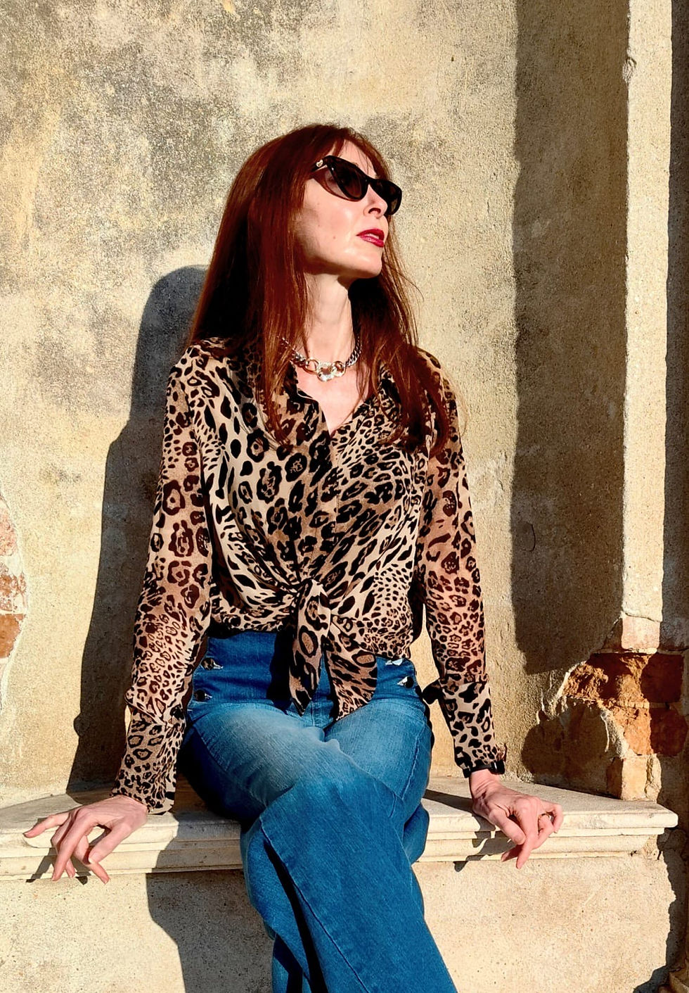 valeria prisco indossa una camicia animalier effetto vedo non vedo