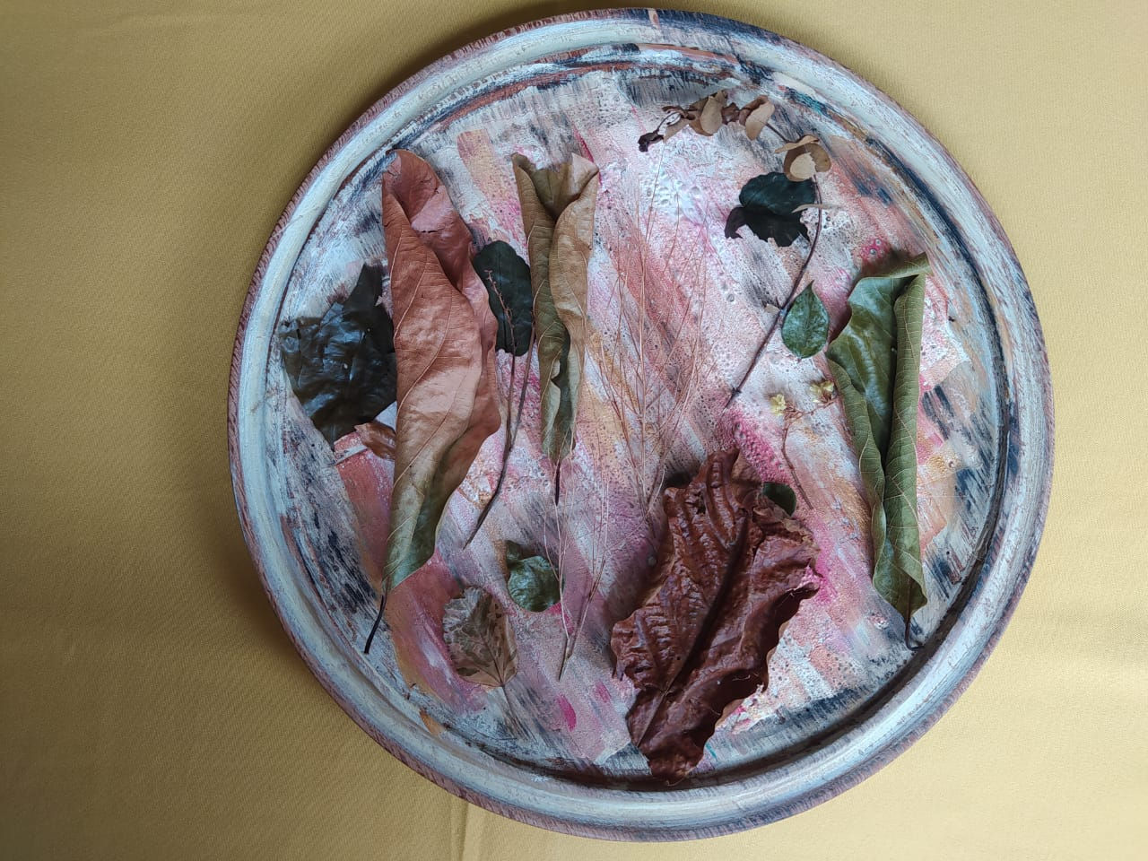 Bandeja redonda em madeira decorada para bancada ou parede