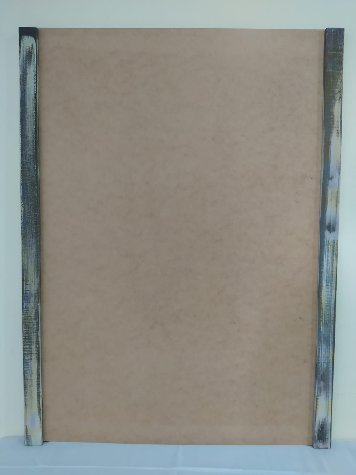 Moldura artesanalmente desenvolvida para obras sobre tela ou papel tela