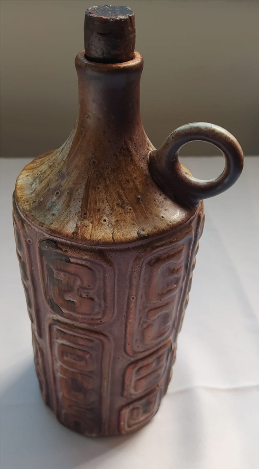 Garrafa em cerâmica com desenhos em relevo (1 peça)