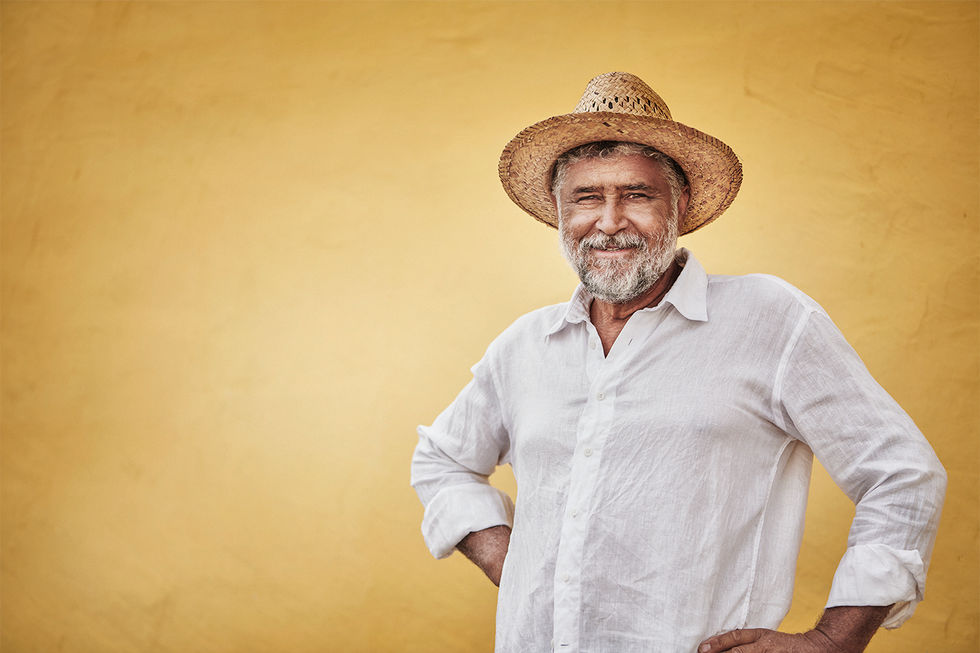 Homme Réunionnais avec chapeau sur fond jaune