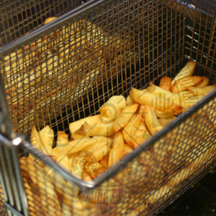 Frietjes in een frietmand