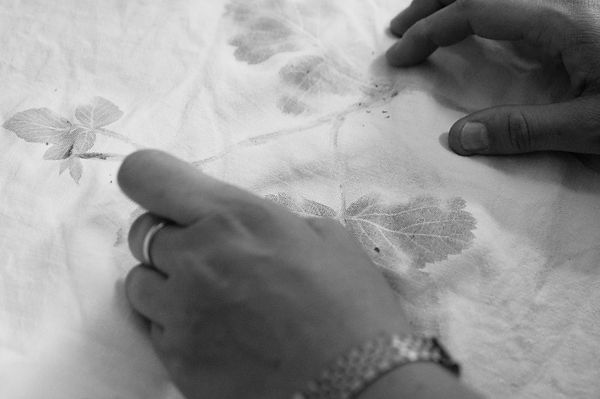 Impression botanique martelée sur un tissu végétal