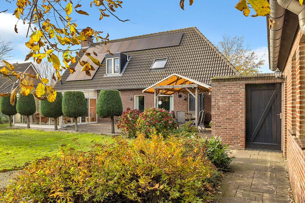 Vrijstaande woning met zonnepanelen en een terrasoverkapping