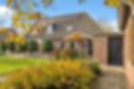 Vrijstaande woning met zonnepanelen en tuinoverkapping.