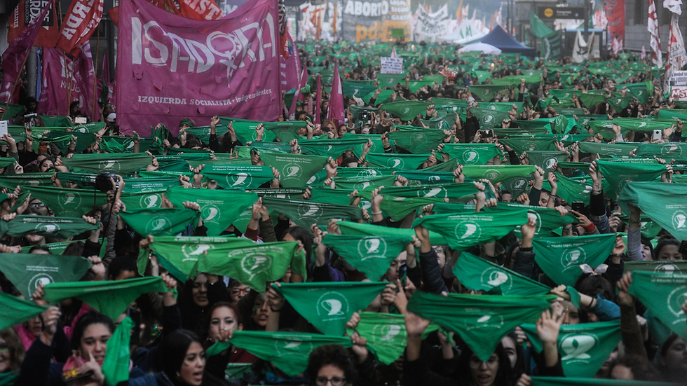 Argentinian Abortion rights movement use of green hankerchiefs for their 'Green Tide'