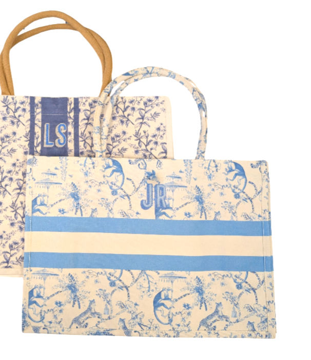 Thumbnail: Toile Classic Tote in Blue and White
