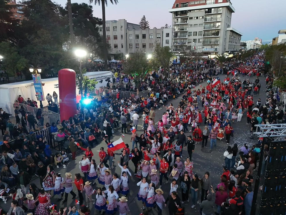 Talca vivió este sábado una jornada histórica con el Desfile de Carros Alegóricos y Comparsas de la Fiesta de la Primavera, organizada por la Municipalidad de Talca, liderada por su alcalde Juan Carlos Díaz Avendaño, en un evento donde más de 20.000 personas desfilaron y disfrutaron de la actividad en sus diferentes tramos, consolidándose como uno de los eventos más multitudinarios de la ciudad. La actividad llenó de color y alegría el centro de la cuiudad por calle 1 Sur hasta la Plaza de Armas, transformando el corazón de la capital regional en un espacio de celebración y encuentro familiar.