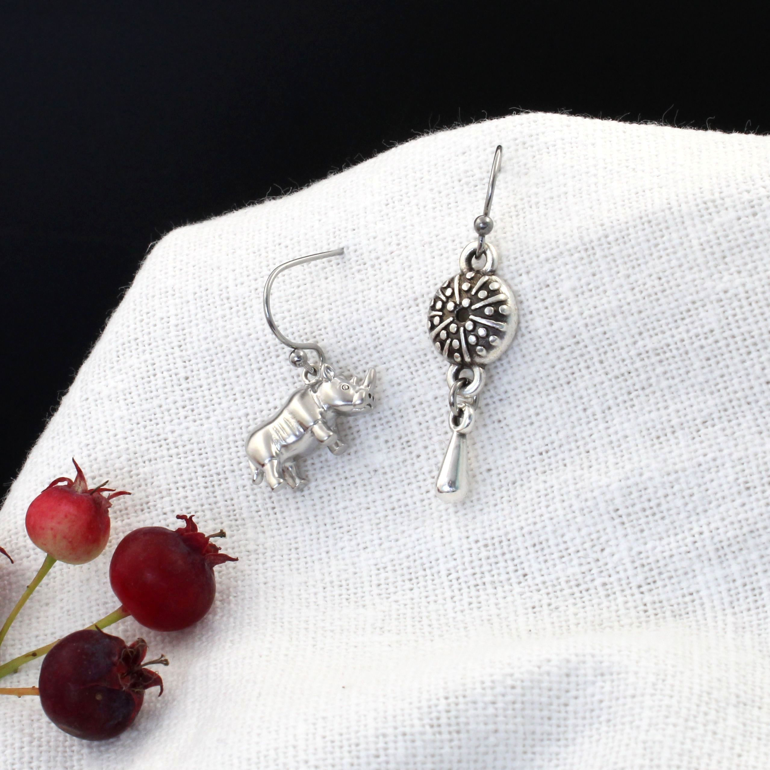 L'Armurerie | Boucles d'oreilles dépareillées surréalistes | Créatrice belge de bijoux CS Atelier