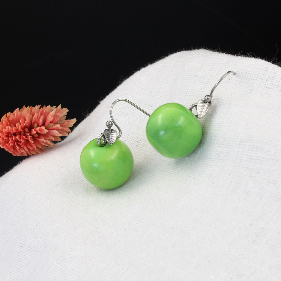 La Pièce maîtresse | Boucles d'oreilles Pomme verte surréaliste | Créatrice belge de bijoux - CS Atelier