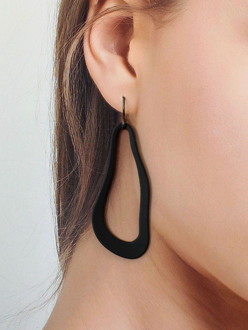 La Rémanence absolue | Boucles d'oreilles surréalistes avec goutte fondue noire | Créatrice belge de bijoux - CS Atelier