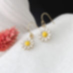 DAISY | Boucles d'oreilles en gold filled avec petite fleur blanche et or | Créatrice belge de bijoux CS Atelier