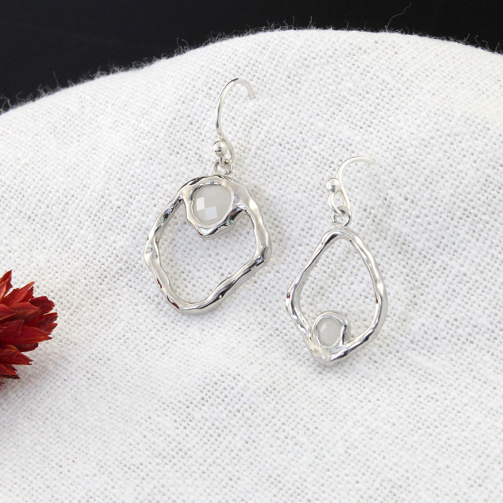 Miniature : LOU | Boucles d'oreilles asymétriques organiques et martelées | Or ou argent 925 | Créatrice belge de bijoux CS Atelier