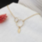 MIRIEL | Collier en Gold Filled 14K (or rempli) avec deux anneaux entrelacés et feuille | Créatrice de bijoux CS Atelier