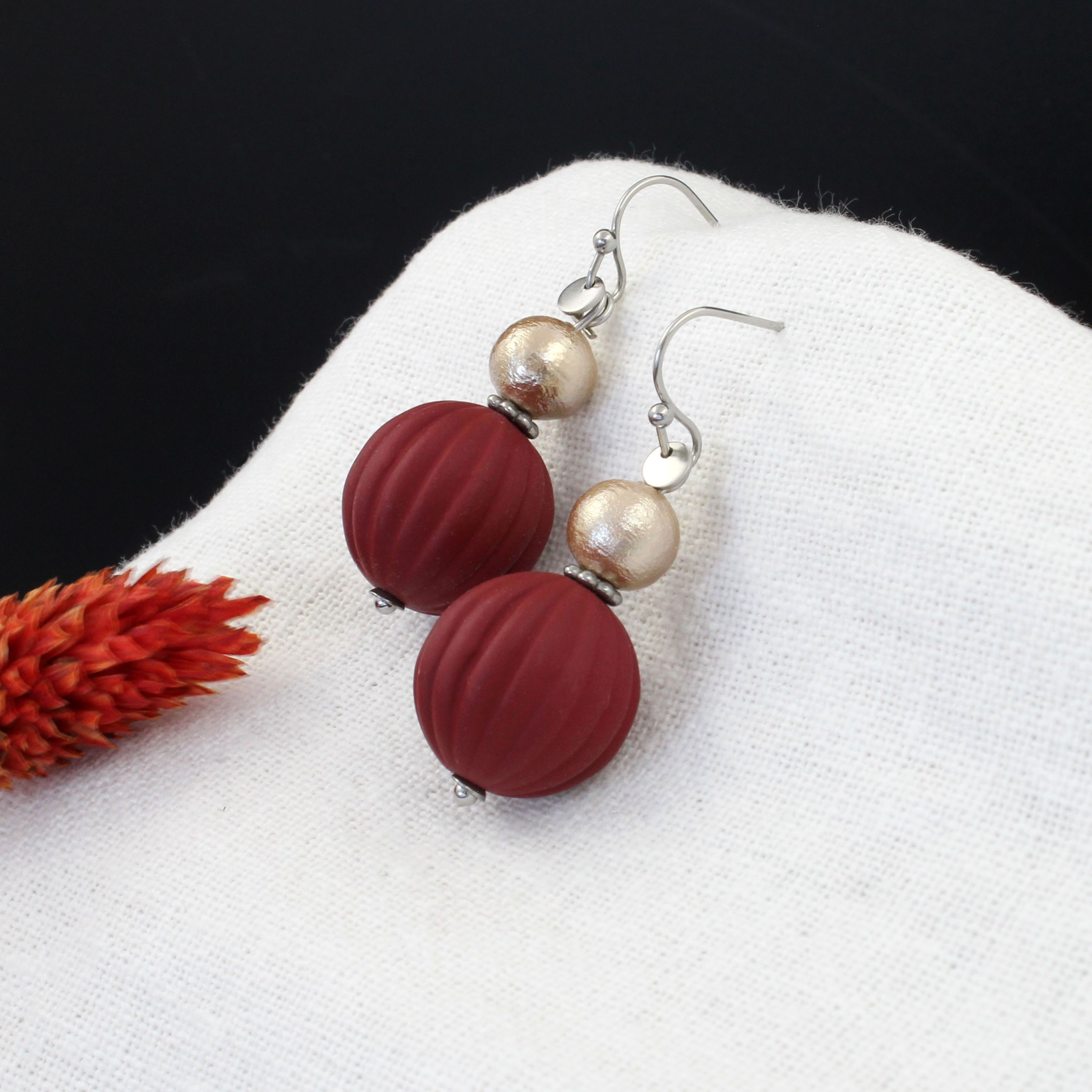 INNA | Boucles d'oreilles avec perle bordeaux mat | Créatrice belge de bijoux CS Atelier