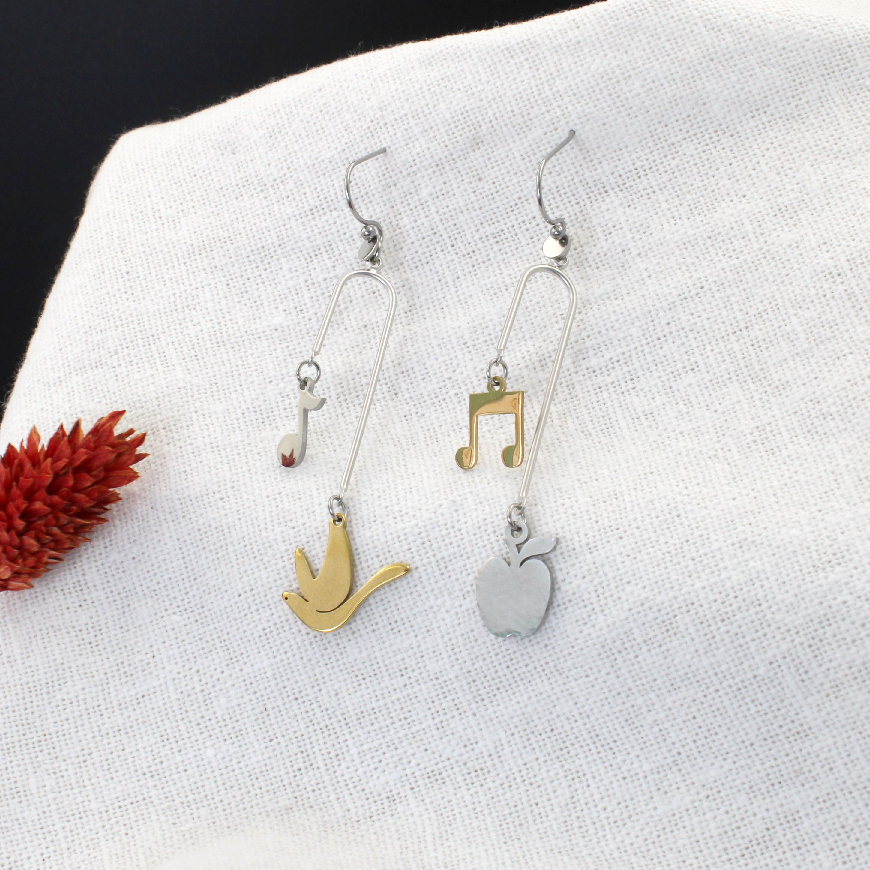 Le Chant des possibles | Boucles d'oreilles asymétriques surréalistes | Créatrice belge de bijoux CS Atelier